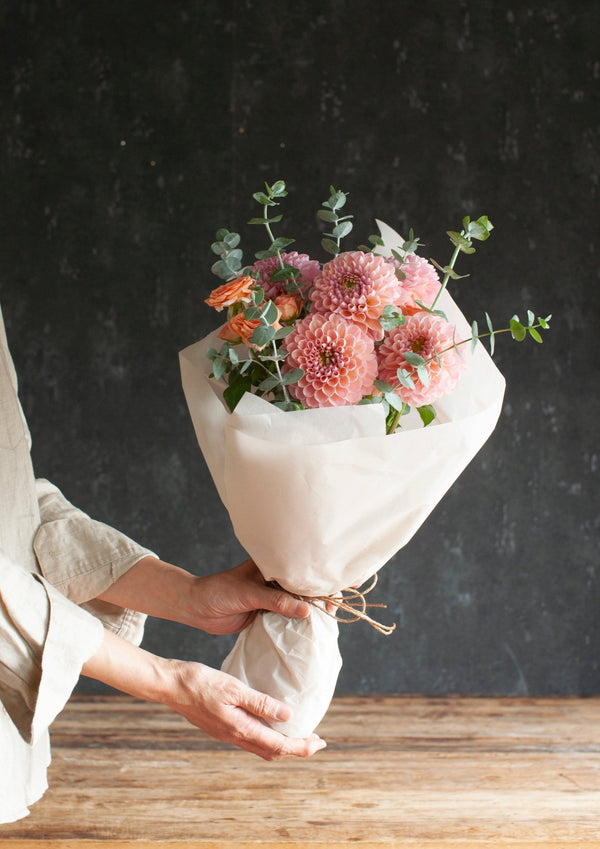 【秋 限定】ダリアを使った季節の花束「Coral Fall」【ブーケ】