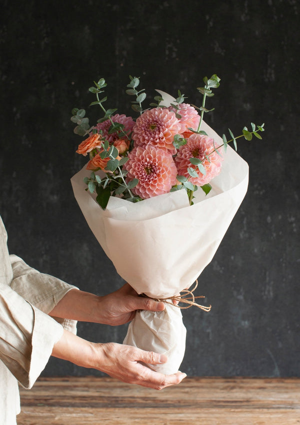 【秋 限定】ダリアを使った季節の花束「Coral Fall」【ブーケ】