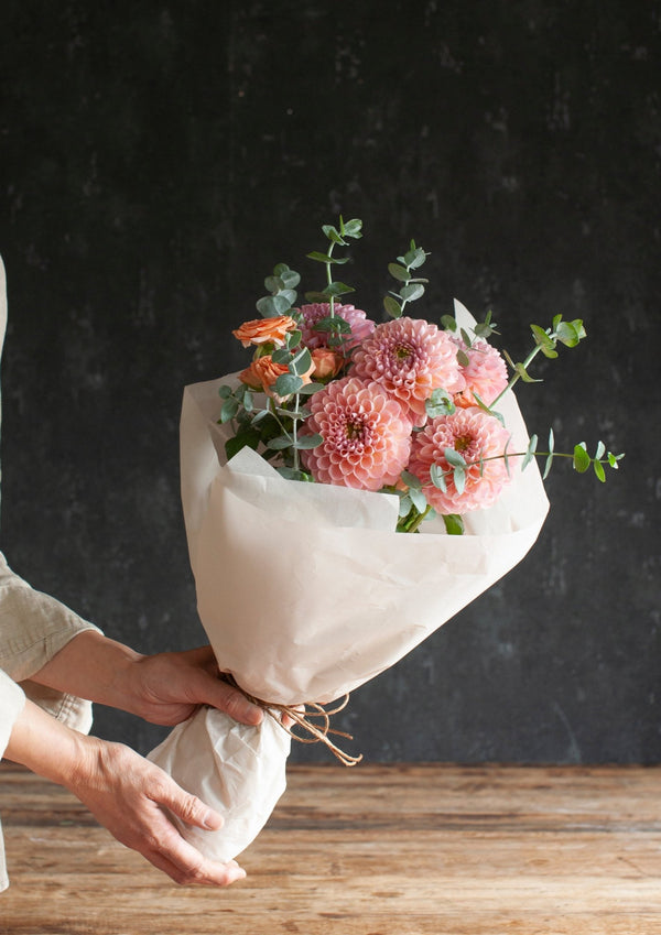 【秋 限定】ダリアを使った季節の花束「Coral Fall」【ブーケ】