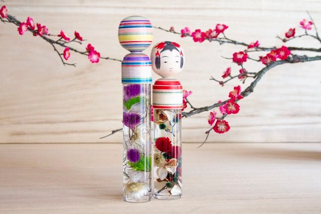 こけしとハーバリウム】宮城伝統工芸品とコラボ「コケシウム(M