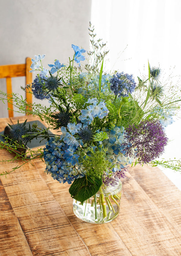 【期間限定】6月を届ける!季節の色を楽しむ花束「雨と紫陽花 - blue hydrangea - 」 - &YOUKAEN (アンドユーカエン)