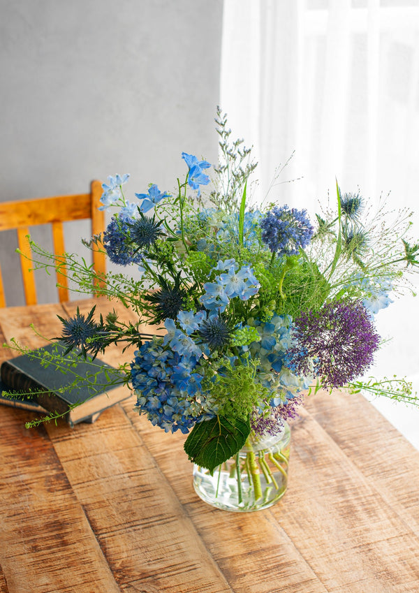 【期間限定】6月を届ける!季節の色を楽しむ花束「雨と紫陽花 - blue hydrangea - 」 - &YOUKAEN (アンドユーカエン)