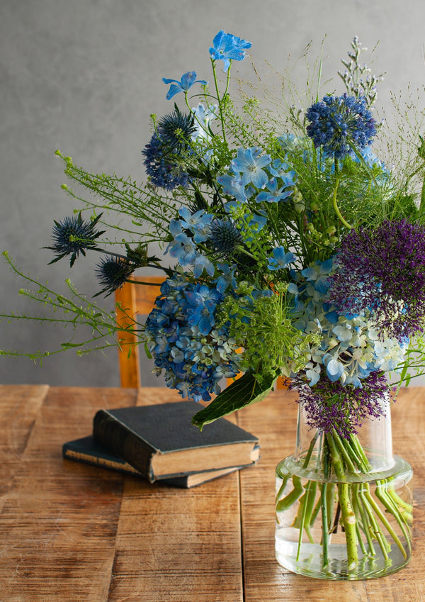 【期間限定】6月を届ける!季節の色を楽しむ花束「雨と紫陽花 - blue hydrangea - 」 - &YOUKAEN (アンドユーカエン)