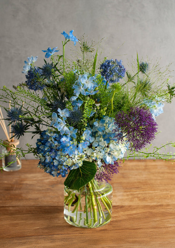 【期間限定】6月を届ける!季節の色を楽しむ花束「雨と紫陽花 - blue hydrangea - 」 - &YOUKAEN (アンドユーカエン)
