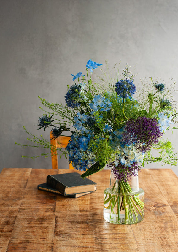 【期間限定】6月を届ける!季節の色を楽しむ花束「雨と紫陽花 - blue hydrangea - 」 - &YOUKAEN (アンドユーカエン)