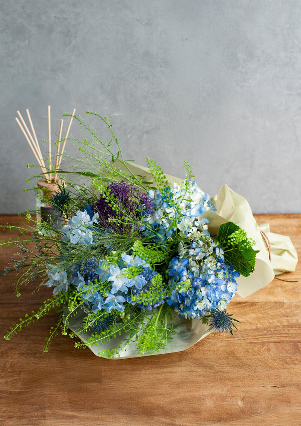 【期間限定】6月を届ける!季節の色を楽しむ花束「雨と紫陽花 - blue hydrangea - 」 - &YOUKAEN (アンドユーカエン)