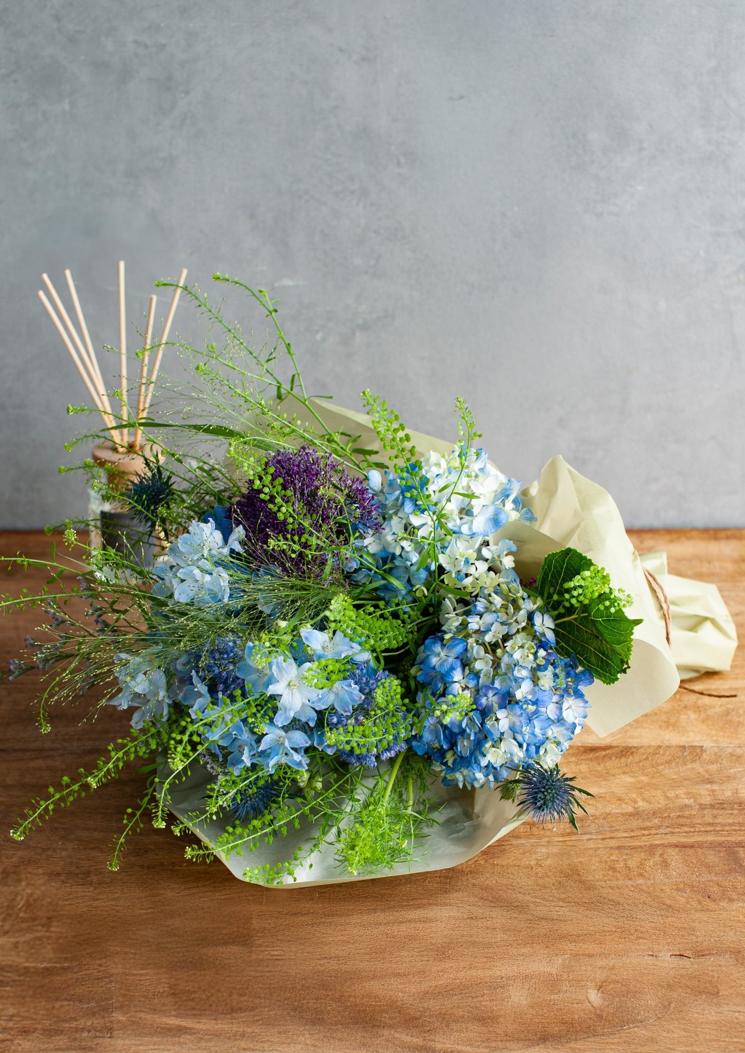 【期間限定】季節の色を楽しむ花束「雨と紫陽花 -blue hydrangea- 」