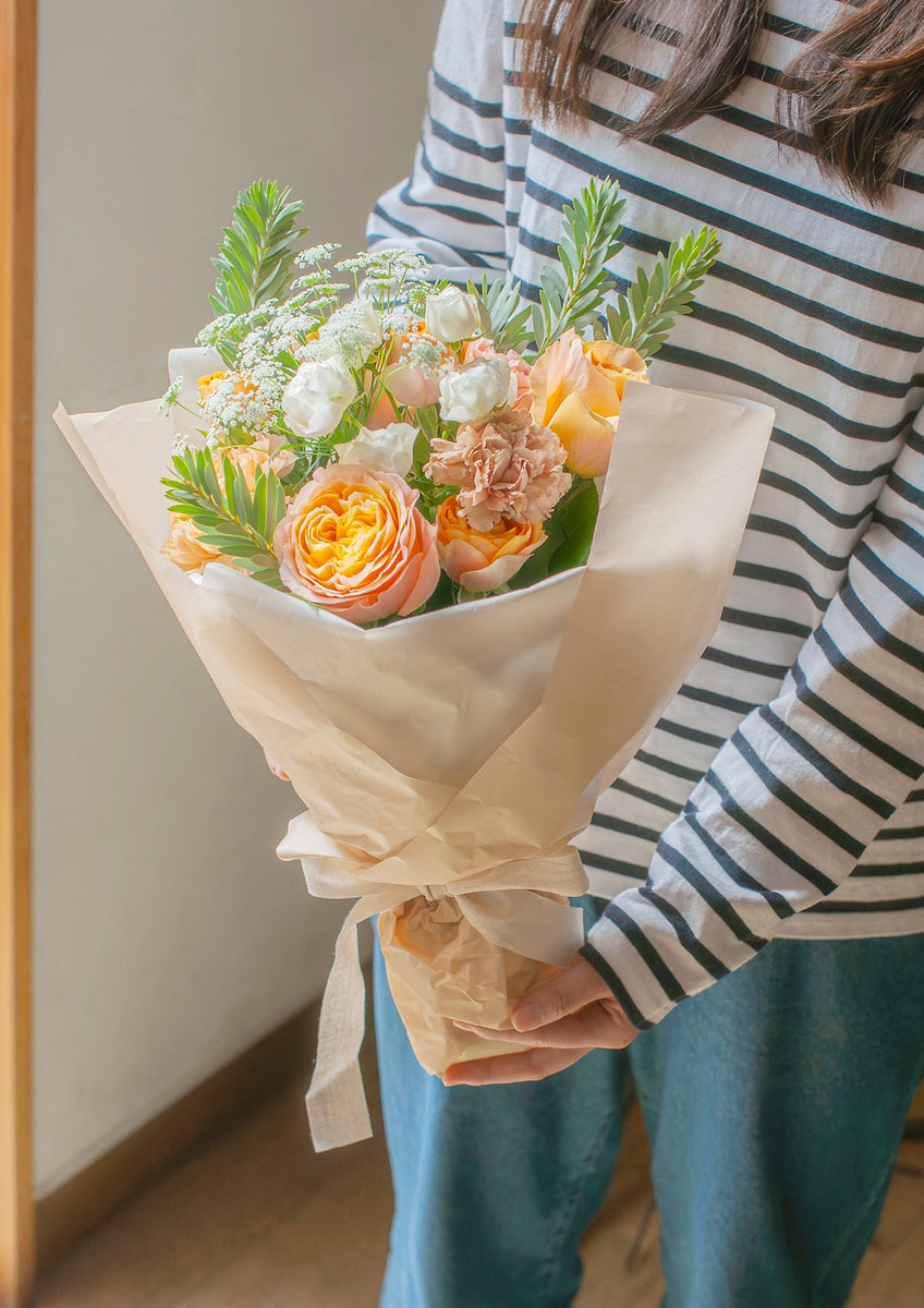 オレンジの花束 ホワイトの花瓶付き フローリストにおまかせ 季節の花束 M - オレンジ - | お花の通販AND