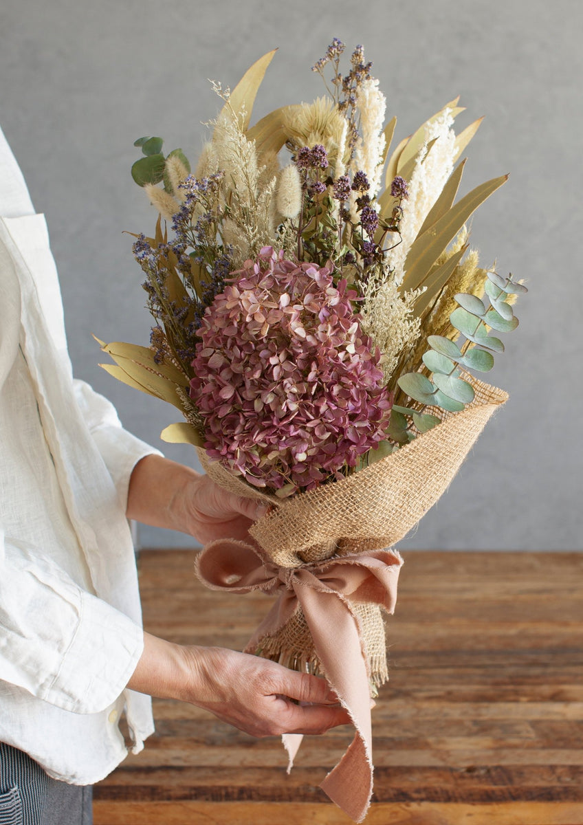 リューカデンドロを大人っぽく束ねた　ナチュラル　スワッグ  ドライフラワー リューカデンドロン ネルボサムをドライアップします✨✨ 起毛が