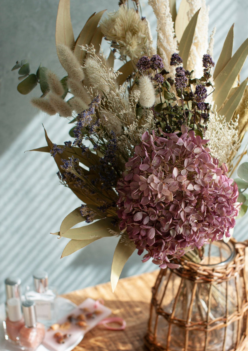 リューカデンドロを大人っぽく束ねた　ナチュラル　スワッグ  ドライフラワー リューカデンドロン ネルボサムをドライアップします✨✨ 起毛が