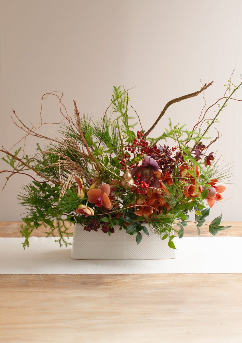 贅沢な蘭のお正月アレンジメントL｜胡蝶蘭・松・南天のアレンジ【迎春