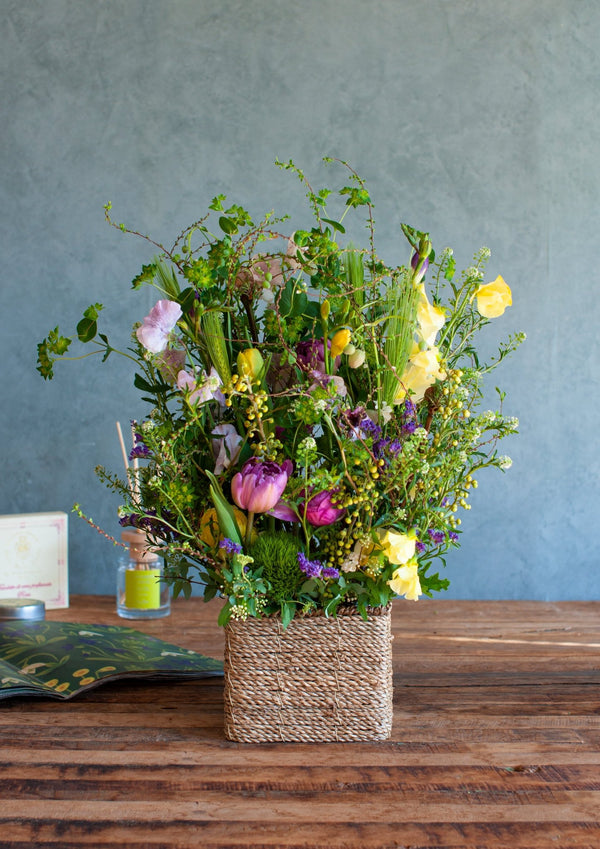 【春のアレンジメント】フラワーギフトにぴったり! 春のお花を集めたフラワーアレンジメント Lサイズ イエロー・パープル【2025年スプリングギフト】