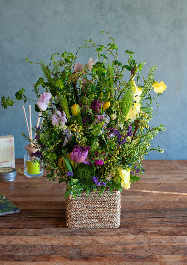 【春のアレンジメント】フラワーギフトにぴったり! 春のお花を集めたフラワーアレンジメント Lサイズ イエロー・パープル【2024年スプリングギフト】