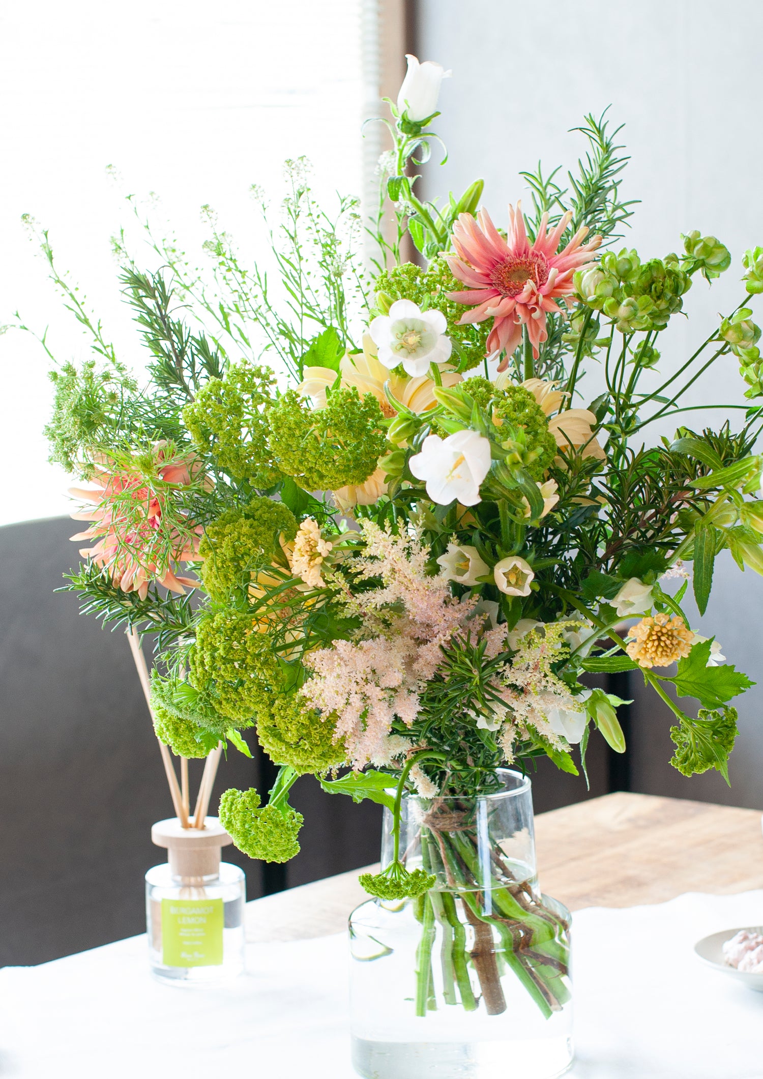 誕生日や結婚記念日に 期間限定 ガーベラを使った季節の花束「vert crème」