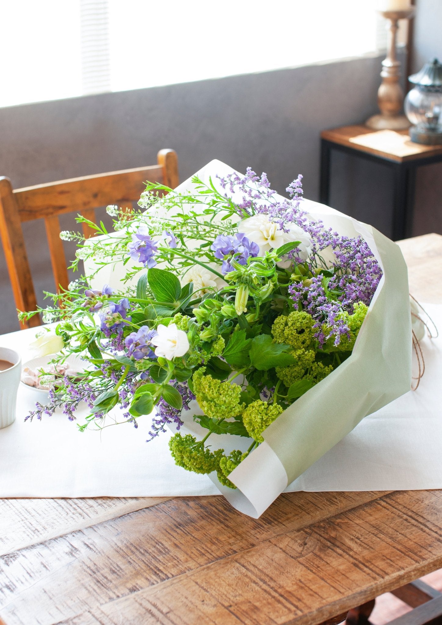 誕生日や結婚記念日に 期間限定 ラベンダー色の季節の花束 「vert lavande」