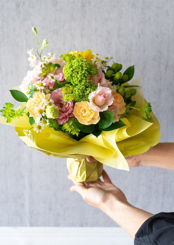 【花束】その場で飾れる!季節のお花のおまかせブーケ Lサイズ【プレゼント】