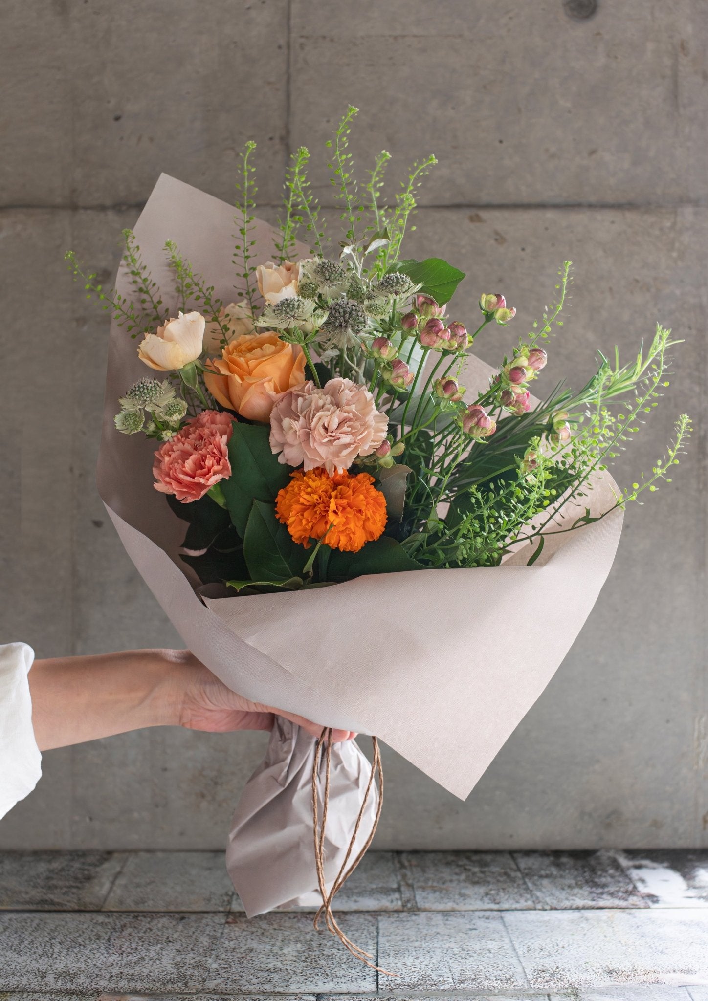 オレンジのバラと季節のグリーンの花束 Mサイズ