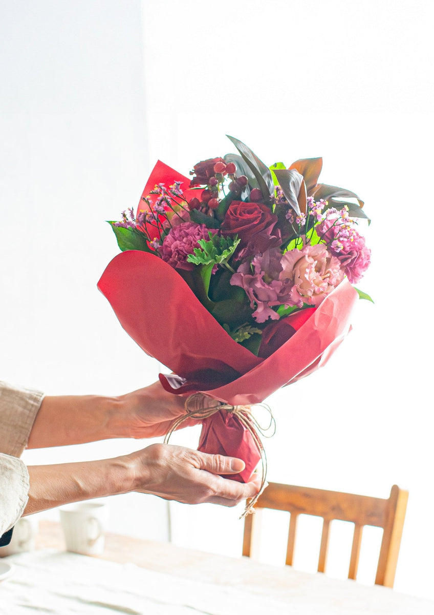 高級造花の花束　記念日　結婚祝い　インテリアミニブーケ　レッド 花束】シックで可愛い おしゃれなナチュラルレッドの花束 Mサイズ