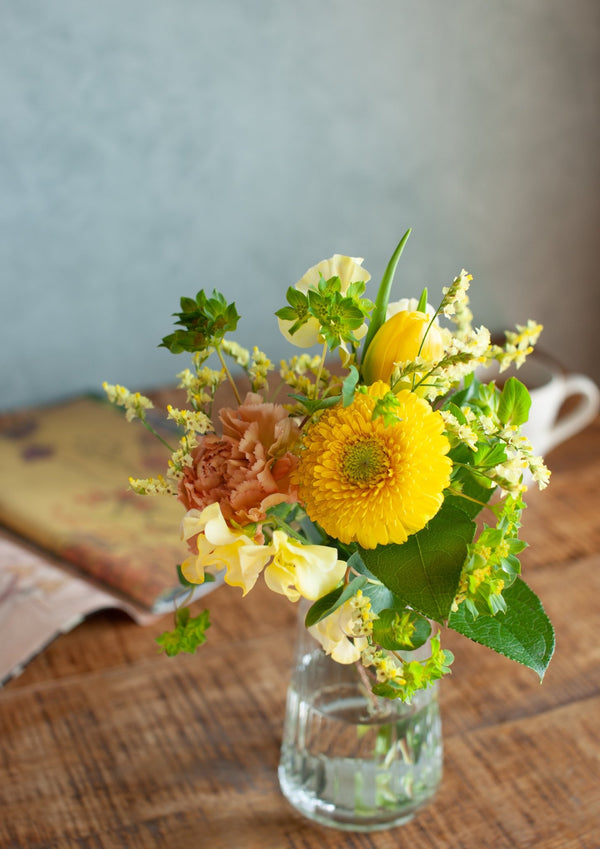 【花束】歓送迎会、卒業式におすすめ 季節の花で作るミニブーケセット <カラーお任せ4色>