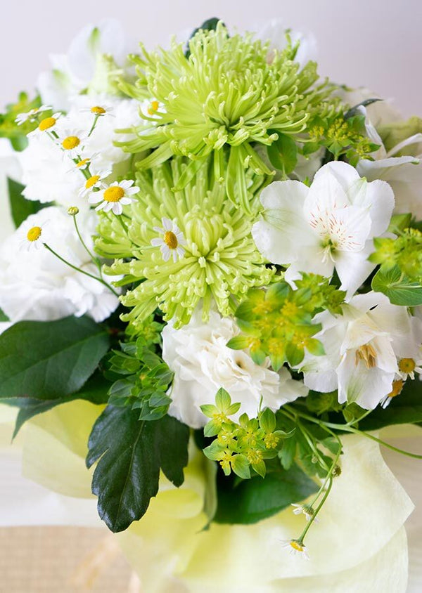 【花束】その場で飾れる!季節のお花のおまかせブーケ ホワイト【お供え】