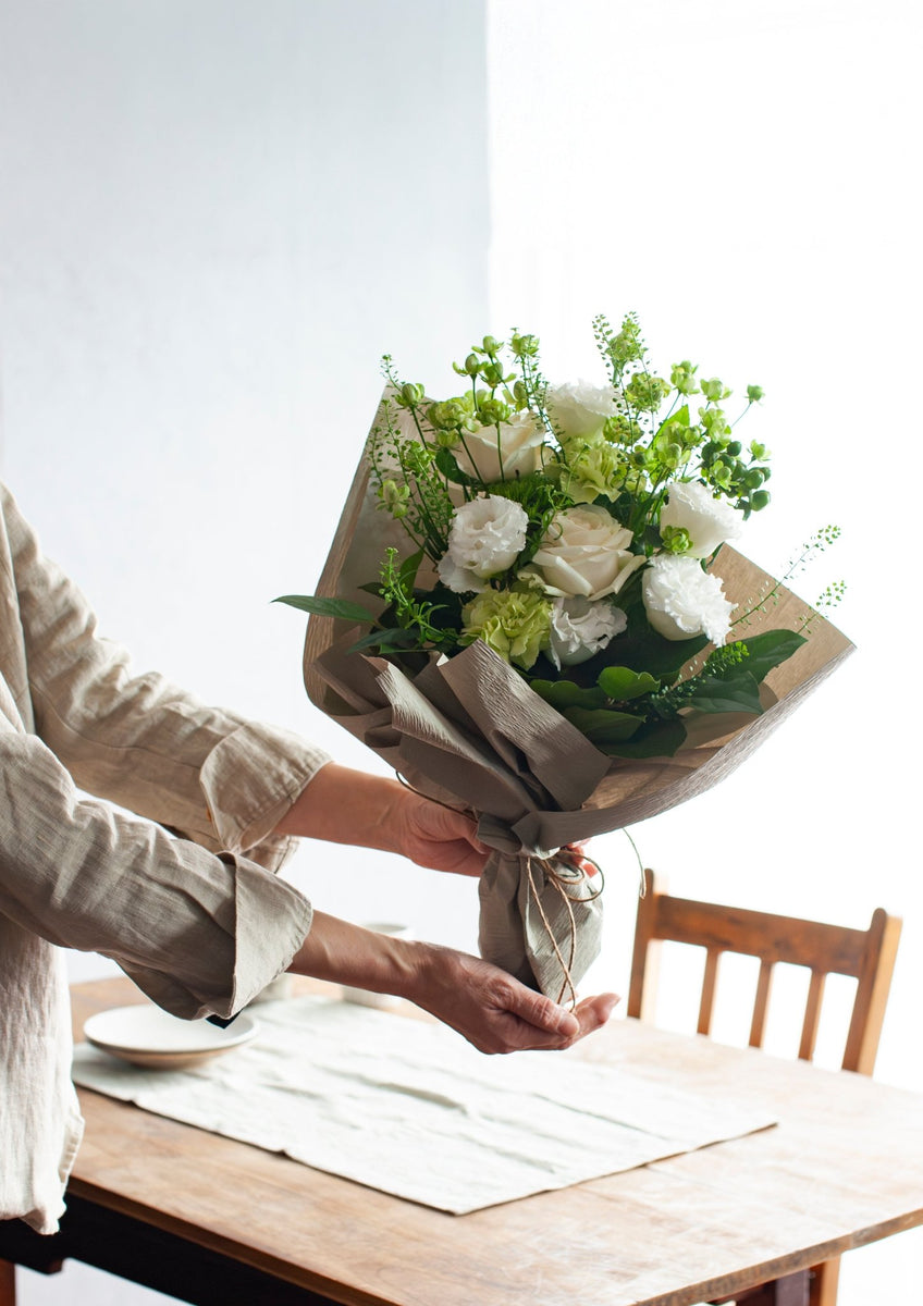 花束】シンプルでおしゃれな ナチュラルホワイト&グリーンの花束 Lサイズ【おしゃれなブーケ】 – &YOUKAEN (アンドユーカエン)