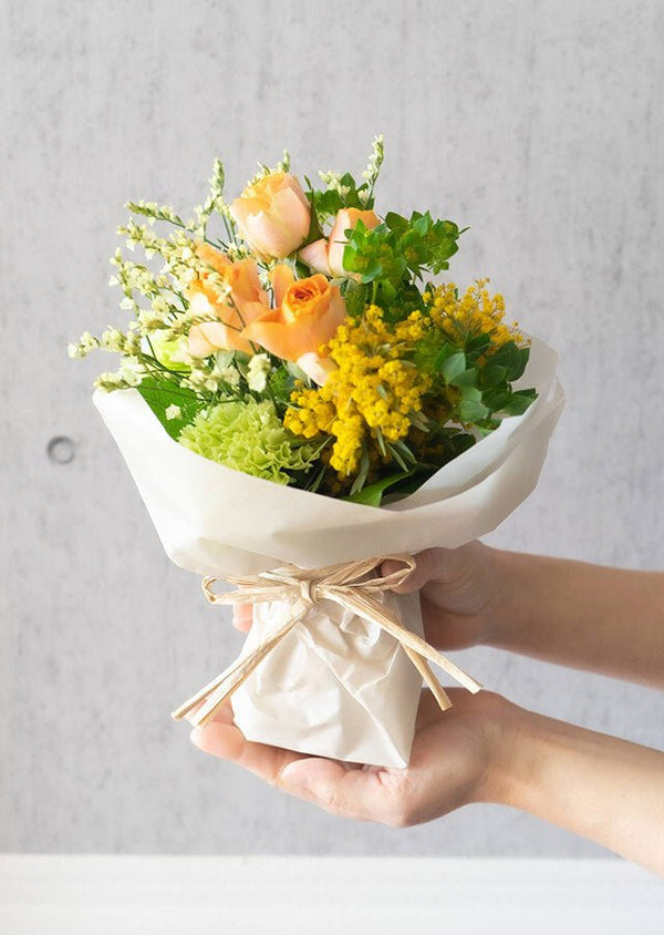 【花束】その場で飾れる!おしゃれな黄色のブーケ Mサイズ【プレゼント】