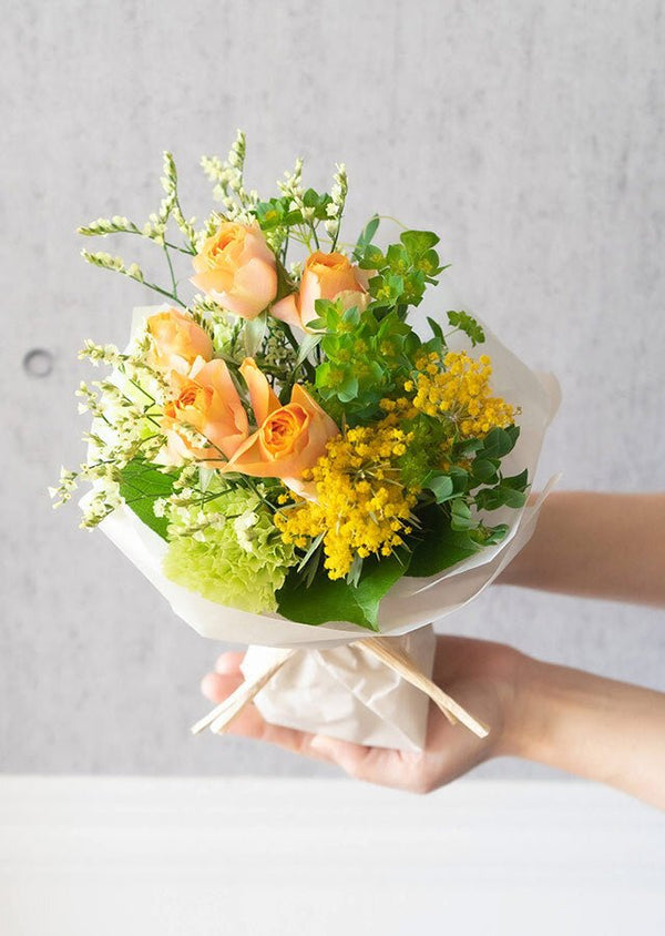 【花束】その場で飾れる!おしゃれな黄色のブーケ Mサイズ【プレゼント】