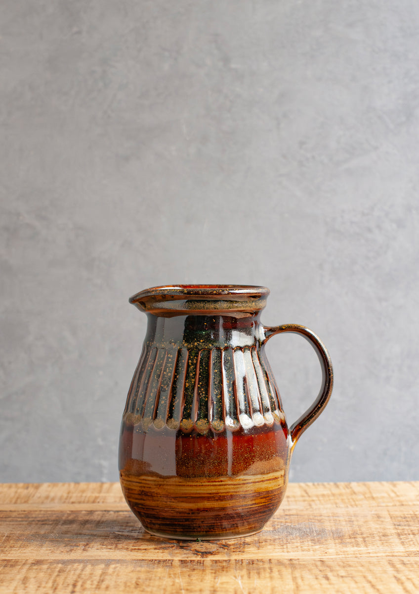 フラワーベース】群言堂 しのぎピッチャー｜嶋田窯 – &YOUKAEN (アンド