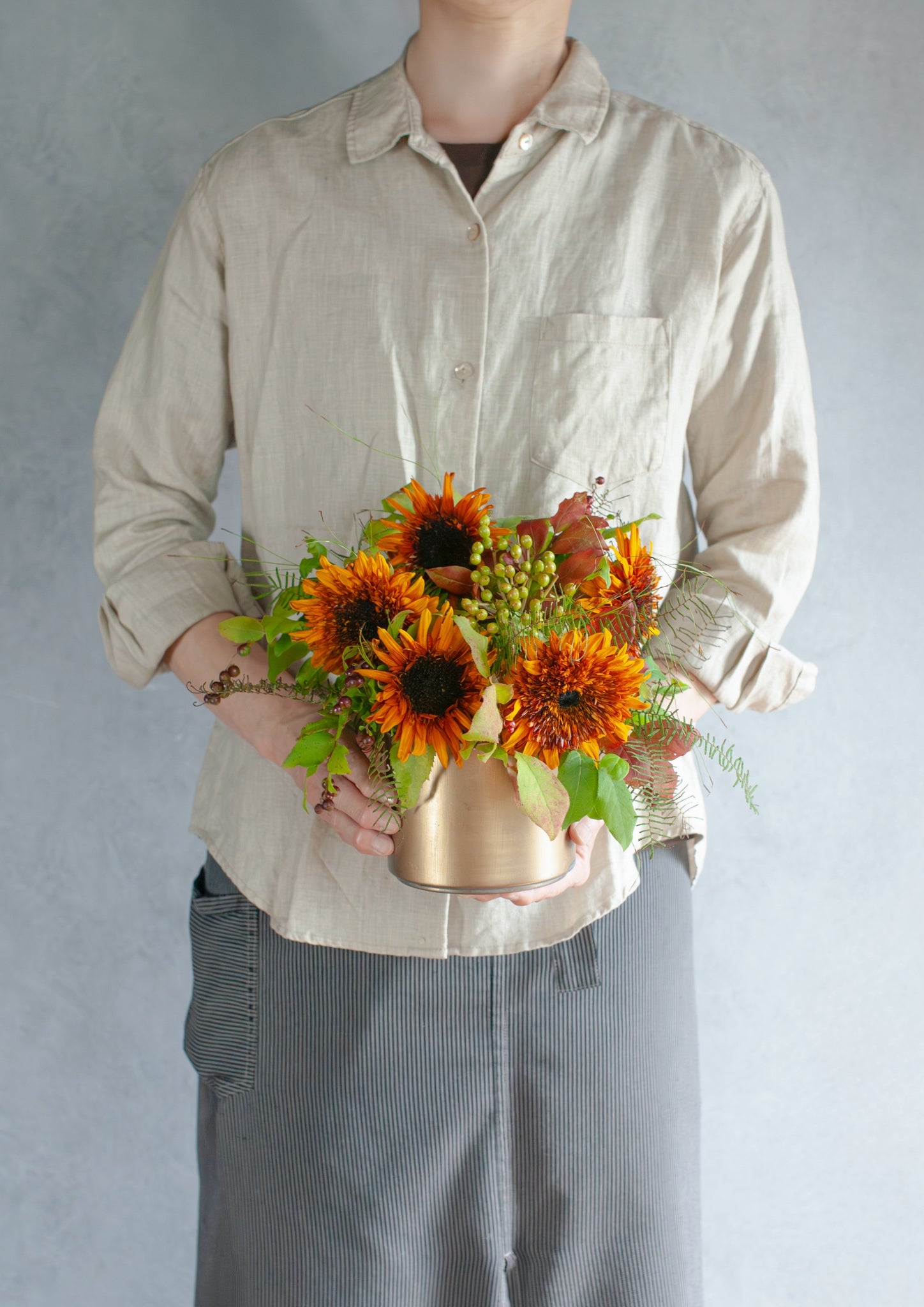 マホガニーカラーのひまわりダージリンのアレンジメントM 18:30