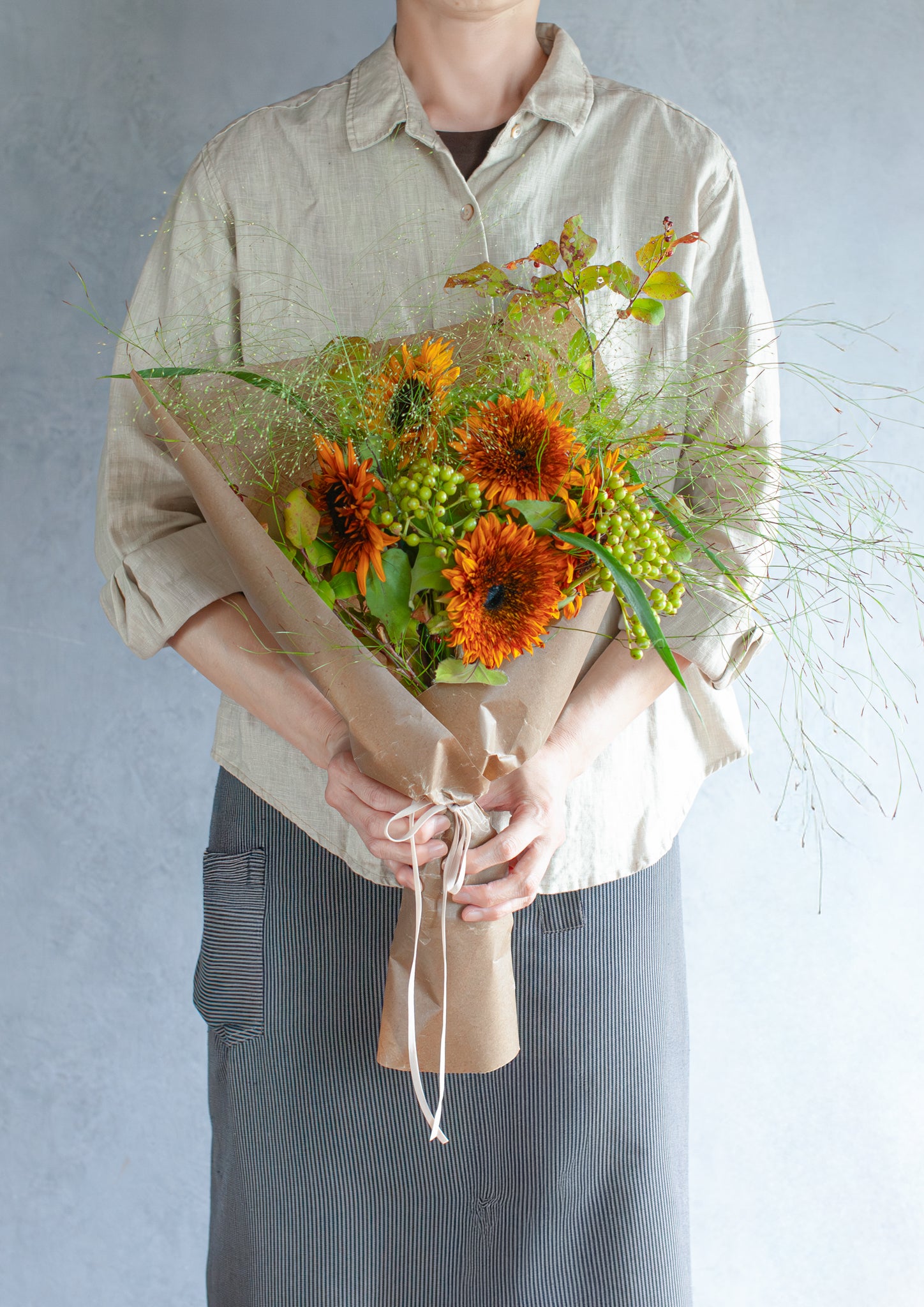 マホガニーカラーのひまわりダージリンの花束 M 18:00