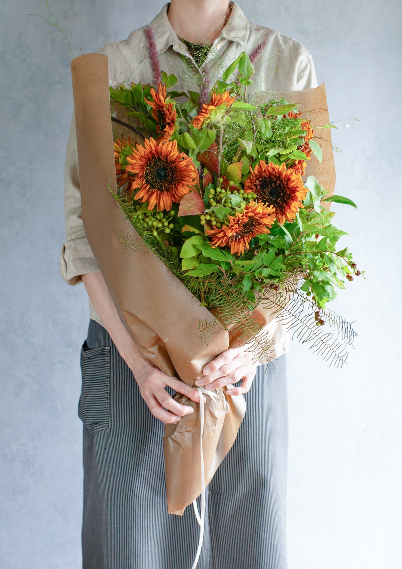 マホガニーカラーのひまわりダージリンの花束 L 19:00