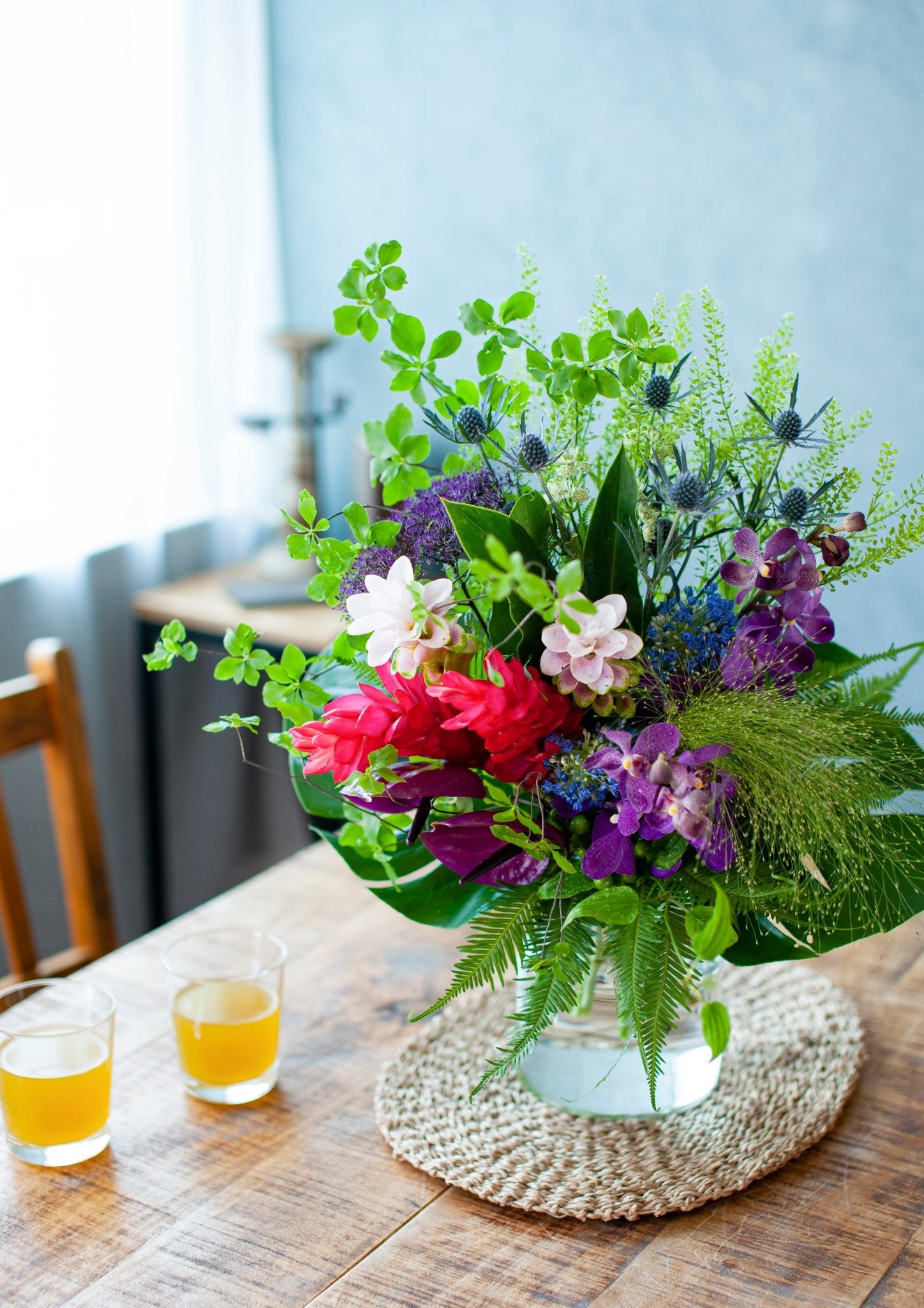 誕生日や結婚記念日に 期間限定 季節の花束「Tropical violet」 <パープル&グリーン>