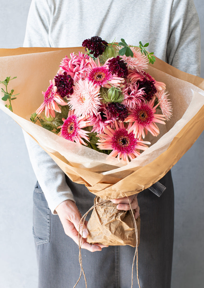 ピンクのスパイダー咲きガーベラの花束 L｜季節限定・大人女性に贈る