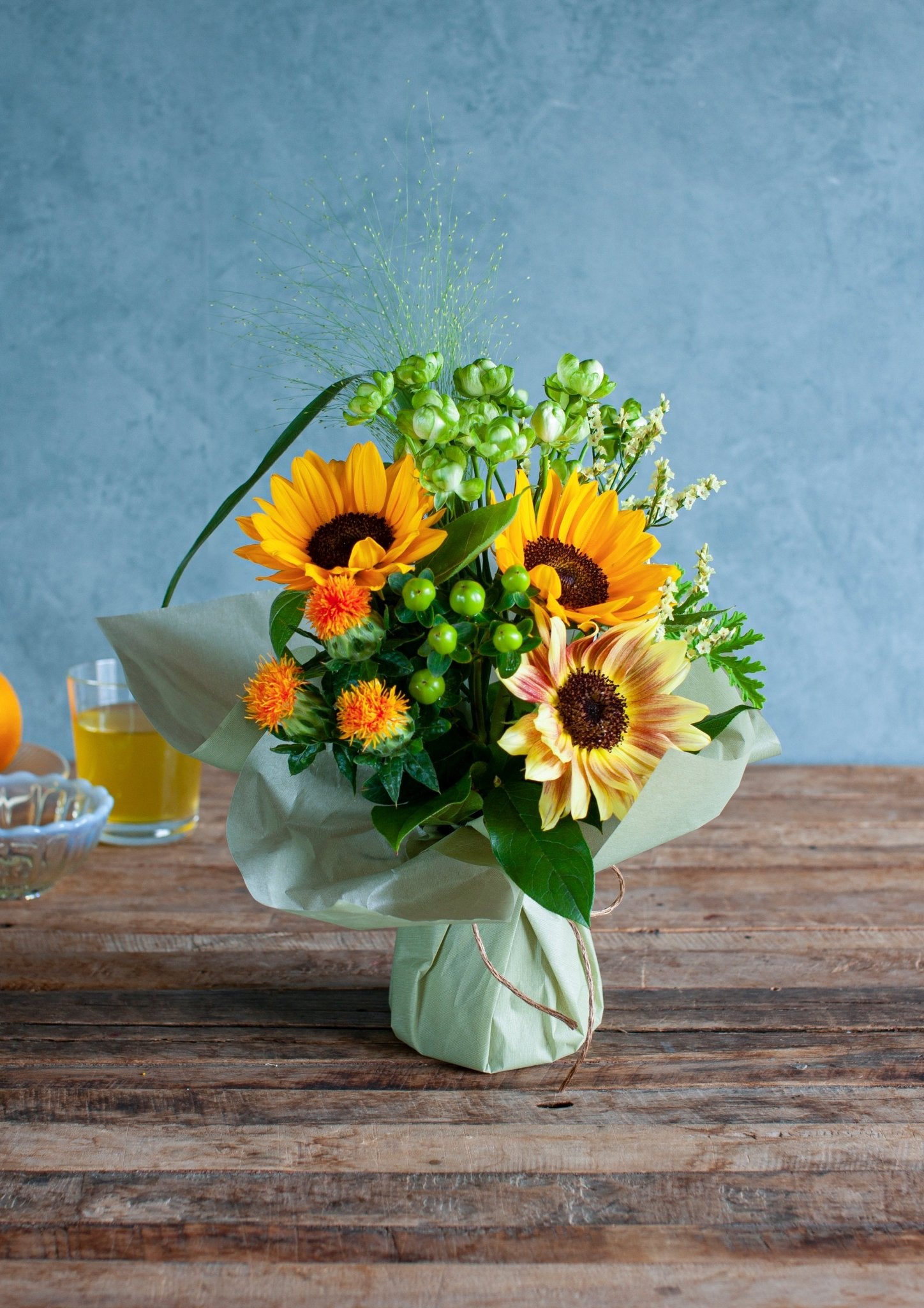 【2025年 サマーギフト】誕生日や結婚記念日に 期間限定 その場で飾れる!ひまわりのブーケ【期間限定 おしゃれな夏の花束】