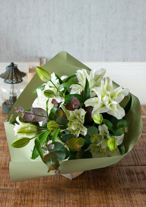 季節を贈るバースデーフラワー 12月「ユーカリとユリ」【ブーケ】