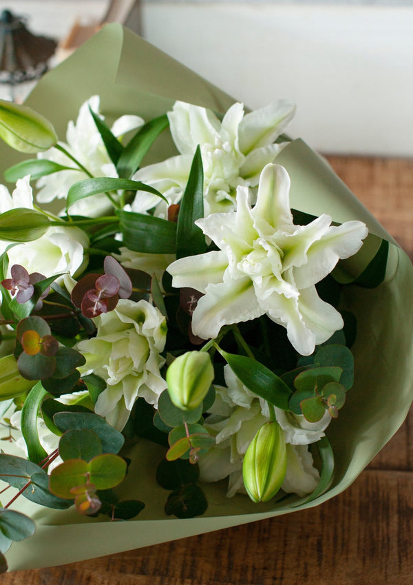 季節を贈るバースデーフラワー 12月「ユーカリとユリ」【ブーケ】