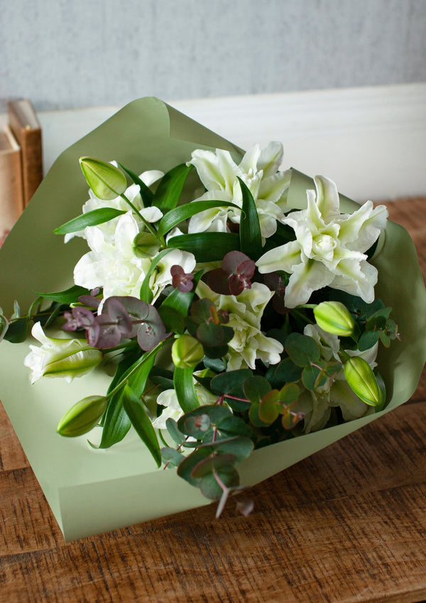 季節を贈るバースデーフラワー 12月「ユーカリとユリ」【ブーケ】