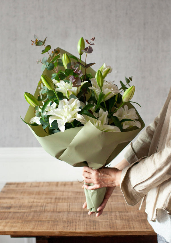 季節を贈るバースデーフラワー 12月「ユーカリとユリ」【ブーケ】