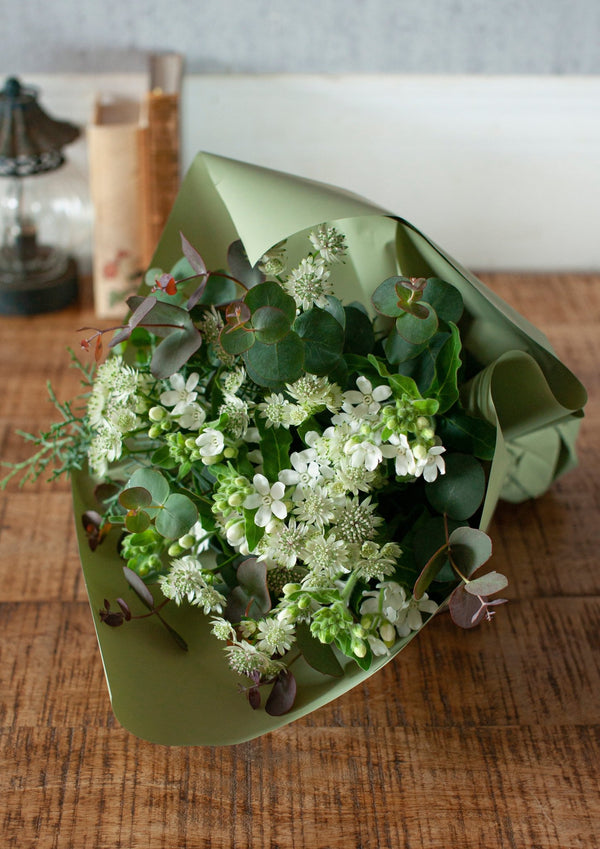 季節を贈るバースデーフラワー 12月「ユーカリとホワイトスター」【ブーケ】