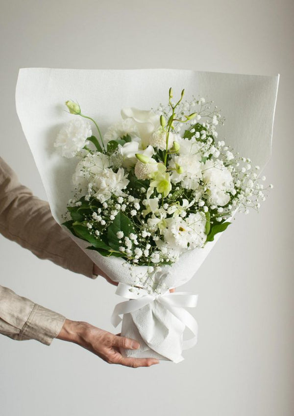 【お供え・お悔やみ】お悔やみの花ブーケ Mサイズ 白系の花