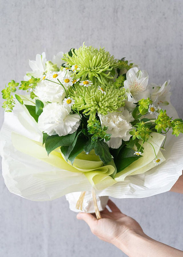 【花束】その場で飾れる!季節のお花のおまかせブーケ ホワイト【お供え】