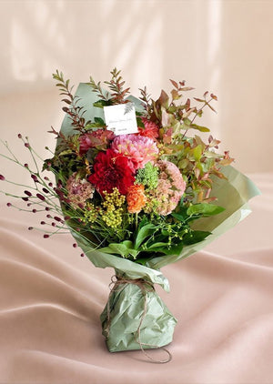敬老の日 フラワーギフト「秋の華」｜秋色ダリアをたっぷりと束ねた、お部屋が華やぐおしゃれな花束 - &YOUKAEN (アンドユーカエン)