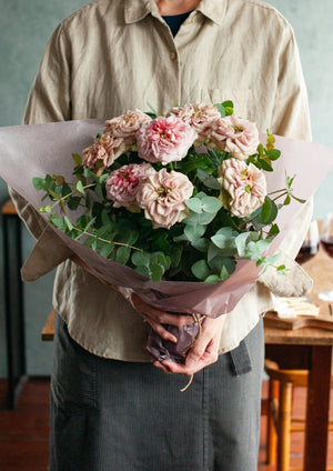 【秋限定】「未来」を願って贈る。秋バラのおしゃれな花束「avenir（未来）」