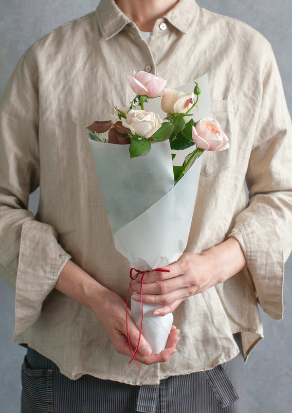 ペールトーンのバラを束ねるフローリストおまかせ花束 M - &YOUKAEN (アンドユーカエン)