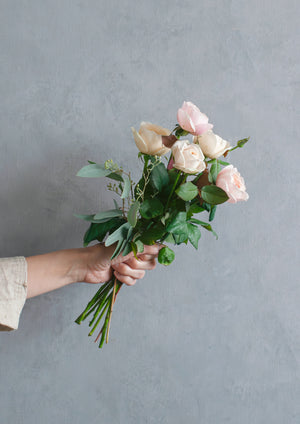 ペールトーンのバラを束ねるフローリストおまかせ花束 M - &YOUKAEN (アンドユーカエン)