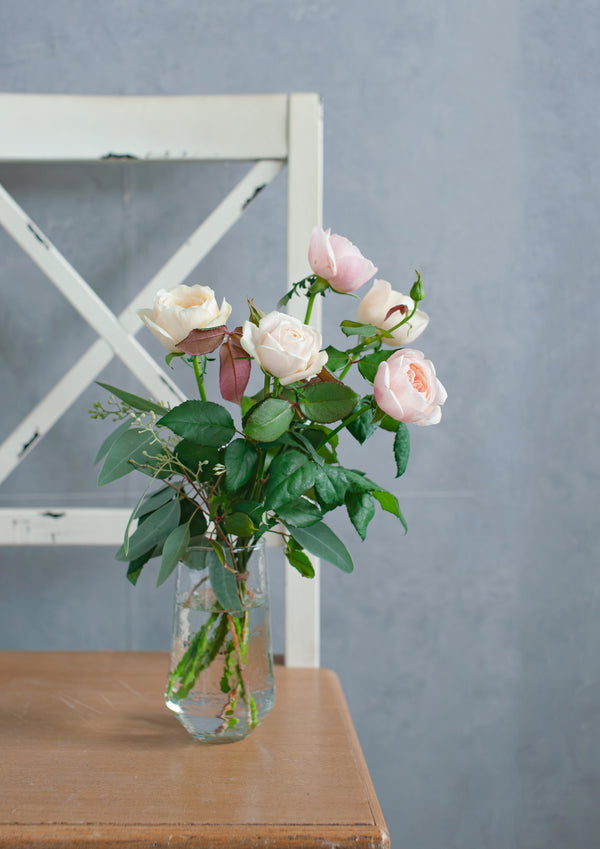ペールトーンのバラを束ねるフローリストおまかせ花束 M - &YOUKAEN (アンドユーカエン)