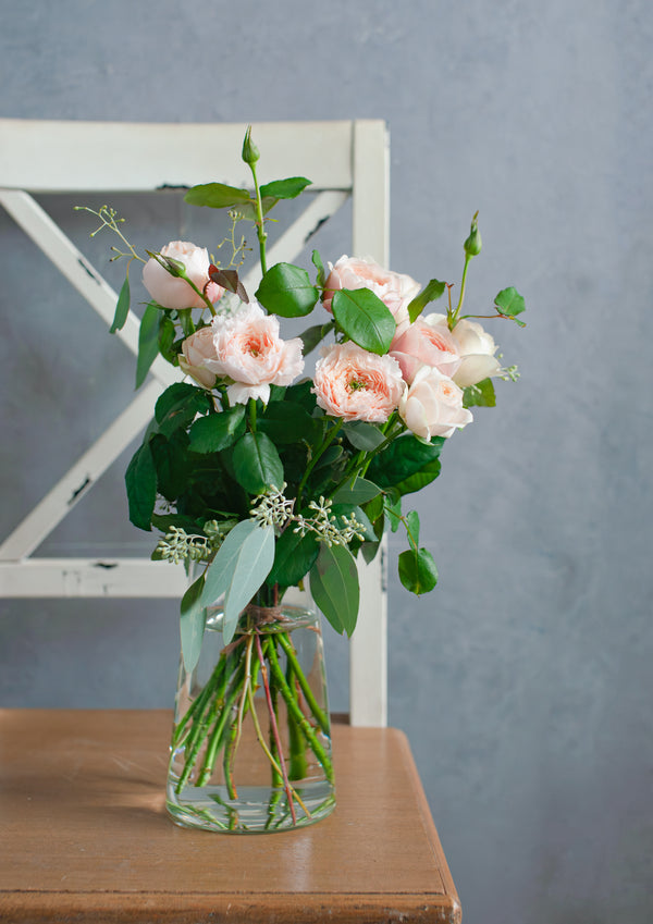 ペールトーンのバラを束ねるフローリストおまかせ花束 L - &YOUKAEN (アンドユーカエン)