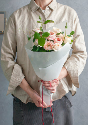 ペールトーンのバラを束ねるフローリストおまかせ花束 L - &YOUKAEN (アンドユーカエン)