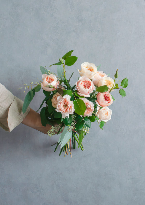 ペールトーンのバラを束ねるフローリストおまかせ花束 L - &YOUKAEN (アンドユーカエン)
