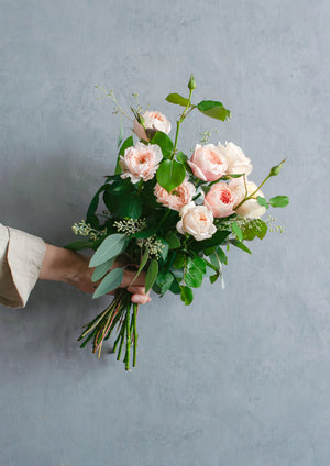 ペールトーンのバラを束ねるフローリストおまかせ花束 L - &YOUKAEN (アンドユーカエン)